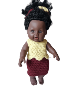 Afro-Babypuppe-in-gestricktem-Tube-Dress.Gelb